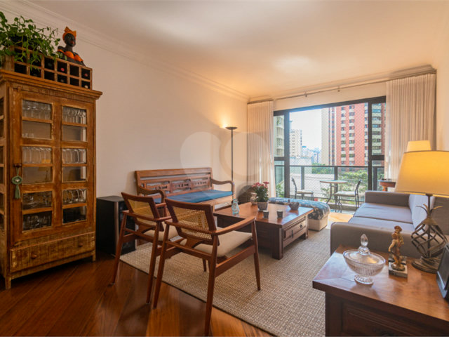 Apartamento à venda com 3 quartos, sendo 1 suíte,  em Moema, São Paulo, SP