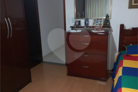 Sobrado à venda com 3 quartos em Jardim Marisa, São Paulo, SP