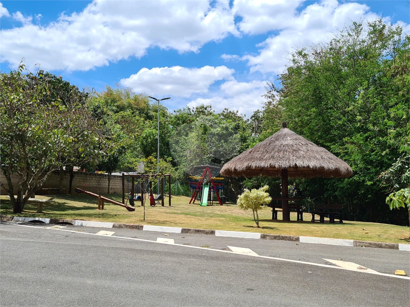 Casa à venda com 3 suítes no condomínio Terras de São Francisco, Vinhedo - SP