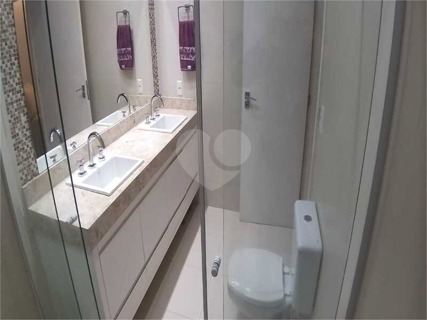 Casa à venda com 5 quartos, sendo 4 suítes, no condomínio Village Saint Charbel, Araçoiaba da Serra - SP