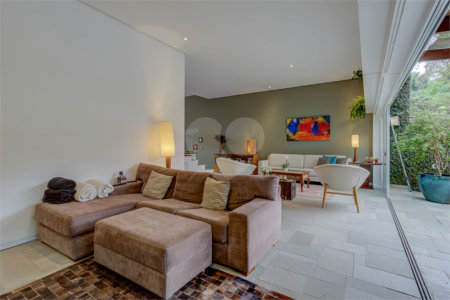 Casa à venda com 4 quartos, sendo 2 suítes, no condomínio Vila Antonieta, São Paulo - SP