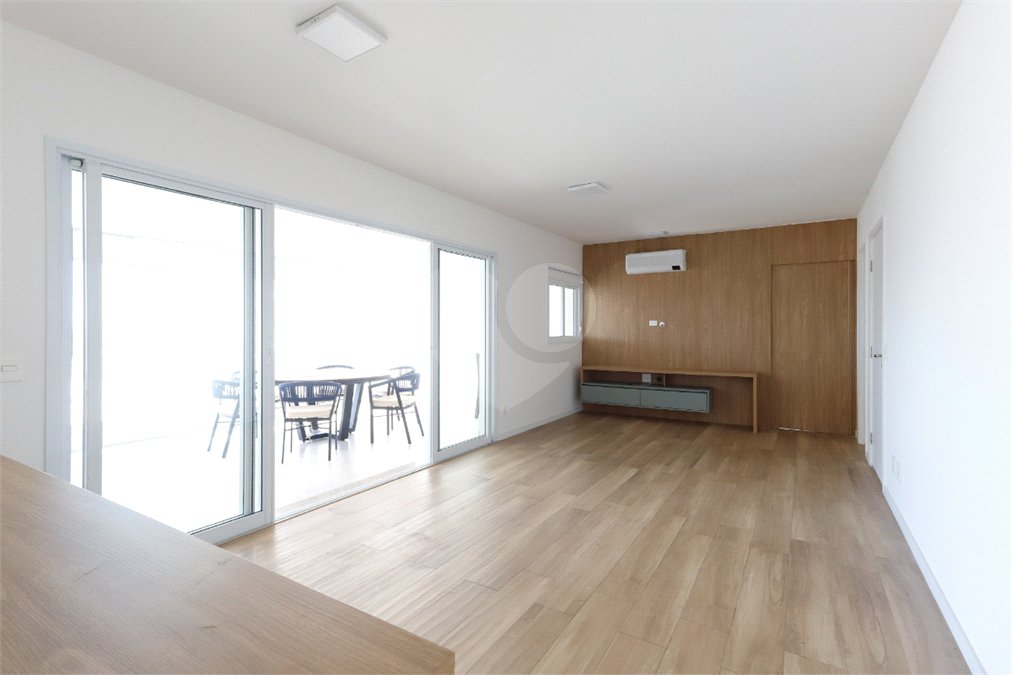 Apartamento à venda com 3 suítes em Vila Anastácio, São Paulo, SP