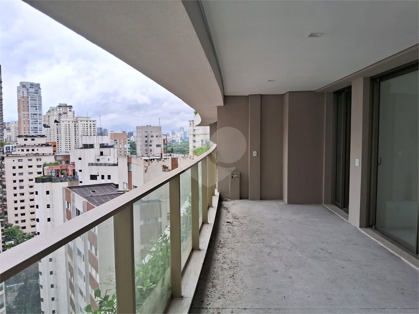 Apartamento à venda com 3 suítes em Moema, São Paulo, SP