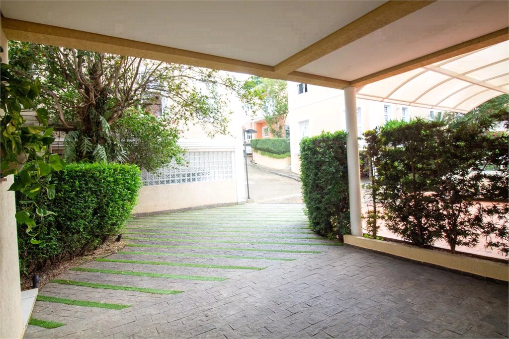 Casa à venda com 4 quartos, sendo 3 suítes, no condomínio Residencial Sans Souci, São Paulo - SP