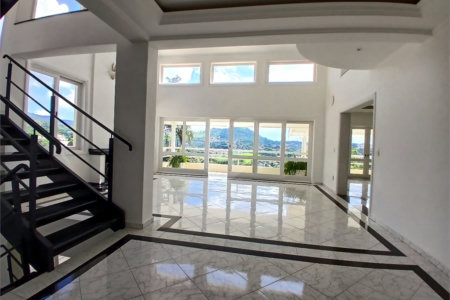 Casa à venda com 4 quartos, sendo 2 suítes, no condomínio Flamboyant, Atibaia - SP