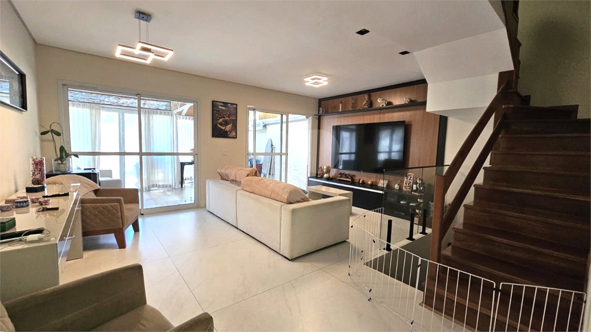 Casa à venda com 3 quartos, sendo 1 suíte, no condomínio Flora Park, São Paulo - SP