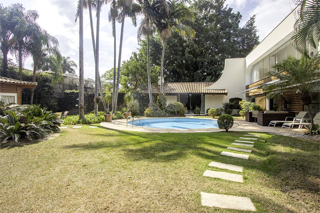 Casa à venda com 4 quartos, sendo 3 suítes, em Cidade Jardim, São Paulo, SP