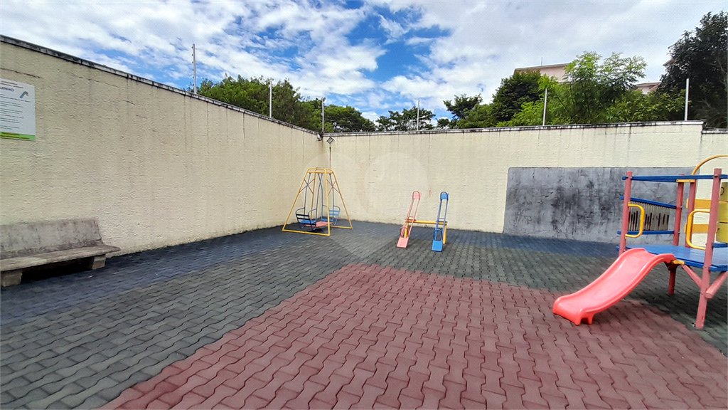 Casa à venda com 3 quartos, sendo 1 suíte, no condomínio Residencial Jardins, São Bernardo do Campo - SP