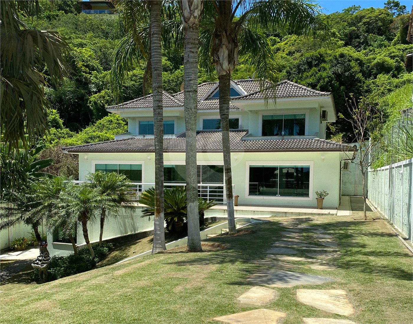 Casa à venda com 6 quartos, sendo 4 suítes, em Ferradura, Armação dos Búzios, RJ