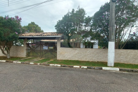 Casa à venda com 4 quartos, sendo 1 suíte, no condomínio Marf II, Bom Jesus dos Perdões - SP