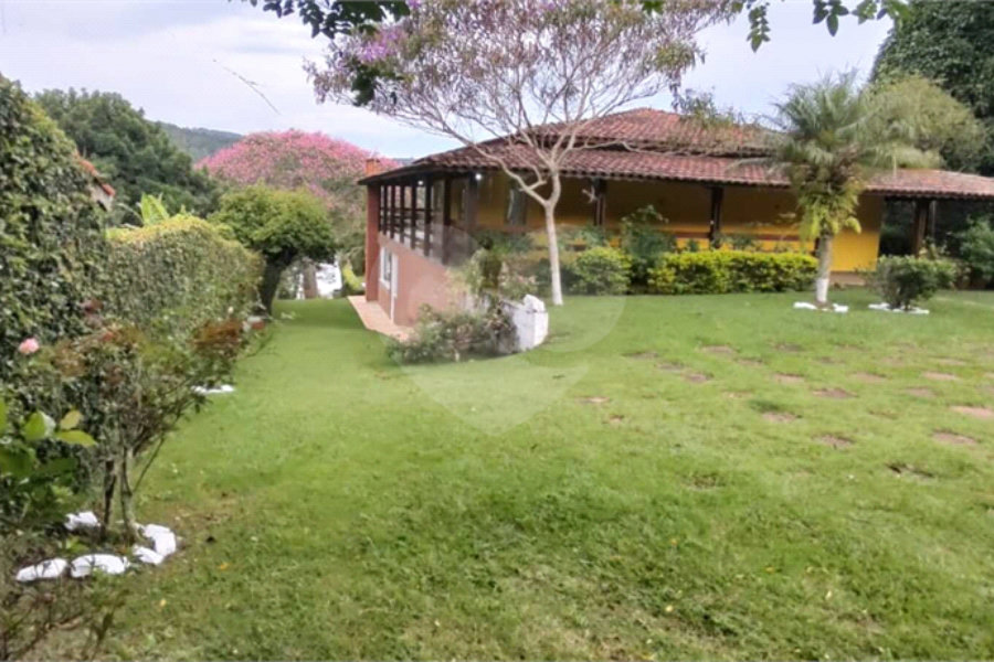 Chácara à venda com 5 quartos, sendo 2 suítes, no Centro, Piracaia, SP