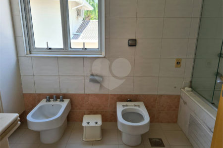 Casa à venda com 6 quartos, sendo 4 suítes, no condomínio Jardim Paulista I, Vinhedo - SP