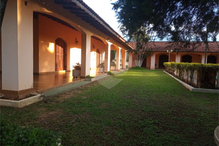 Casa à venda com 5 quartos, sendo 1 suíte, no condomínio Village da Serra, Araçoiaba da Serra - SP