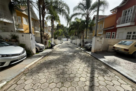 Casa à venda com 2 suítes no condomínio Village Palmas, São Paulo - SP
