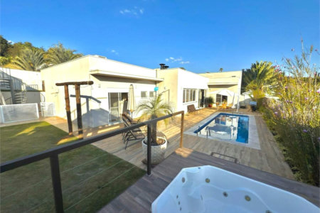 Casa à venda com 4 quartos, sendo 3 suítes, no condomínio Vila Hípica II, Vinhedo - SP