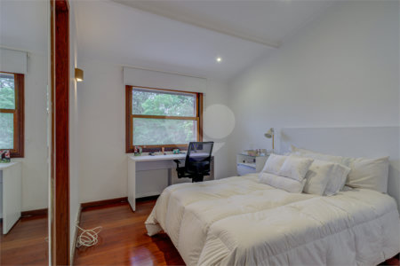 Casa à venda com 4 quartos, sendo 2 suítes, no condomínio Vila Antonieta, São Paulo - SP