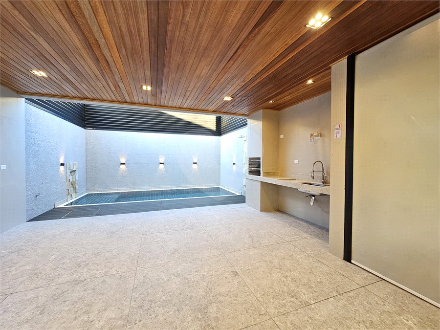 Casa à venda com 3 quartos, sendo 1 suíte,  no condomínio Villas do Jaguari, Santana de Parnaíba - SP