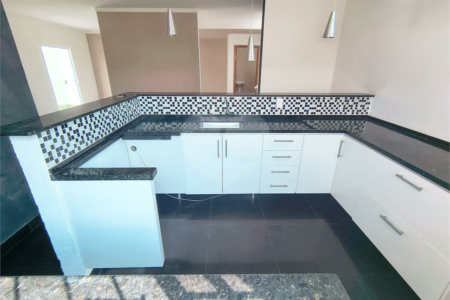 Casa com Suíte Master, Closet, Piscina e Espaço Gourmet Próxima ao Parque Ecológico- 03 quartos -com quintal
