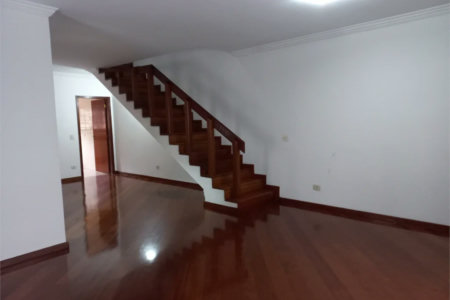 Sobrado à venda com 4 quartos, sendo 3 suítes,  em Cidade São Francisco, São Paulo, SP