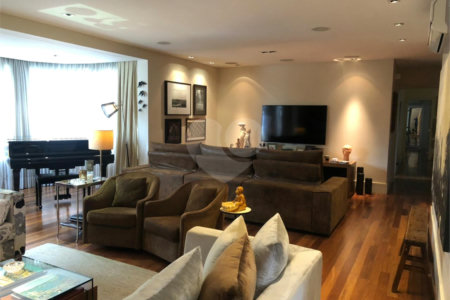 Apartamento à venda com 4 quartos, sendo 3 suítes, em Alto da Boa Vista, São Paulo, SP