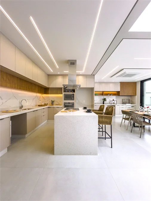 Casa Térrea – Condomínio Maria Cândida - 300 m² de terreno - 212 m² de área construída - 4 vagas de garagem, sendo 2 cobertas - Sala de jantar e estar integradas, com pé-direito duplo e cortina - 3 suítes com ar-condicionado, sendo 1 master com closet – planejado – Roupeiro – Escritório - Cozinha