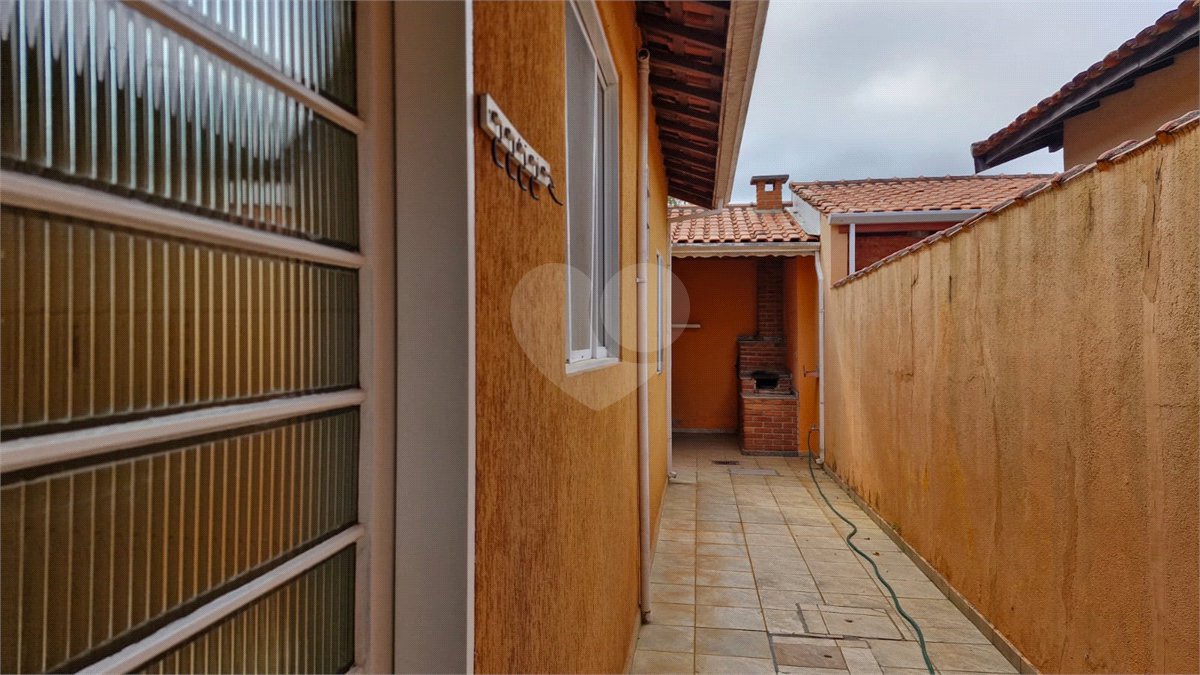 Casa para alugar com 3 quartos, sendo 1 suíte, no condomínio Santa Mônica, Atibaia - SP