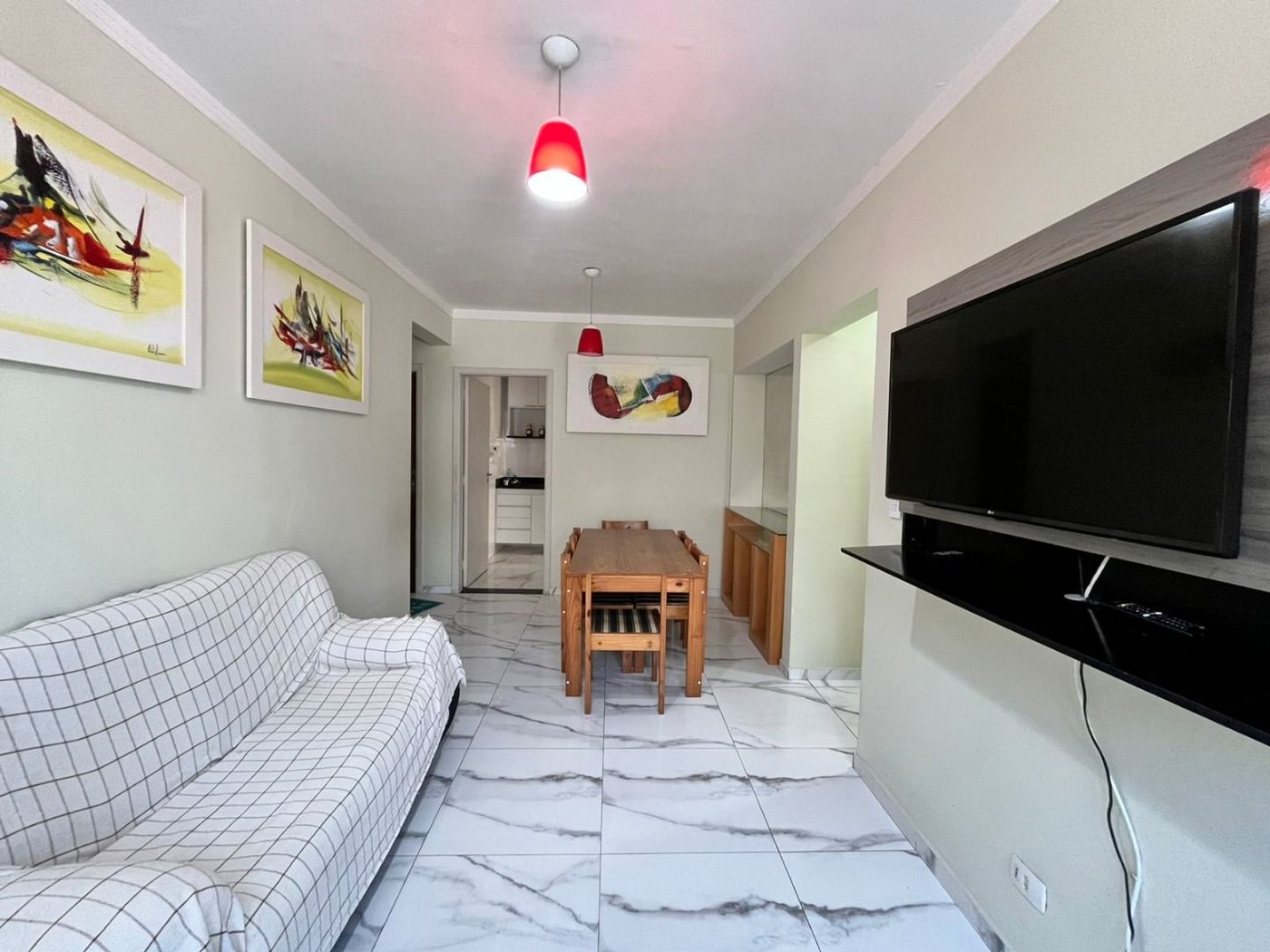 Apartamento 2 dormitórios com vaga de garagem lado praia na Enseada Guarujá