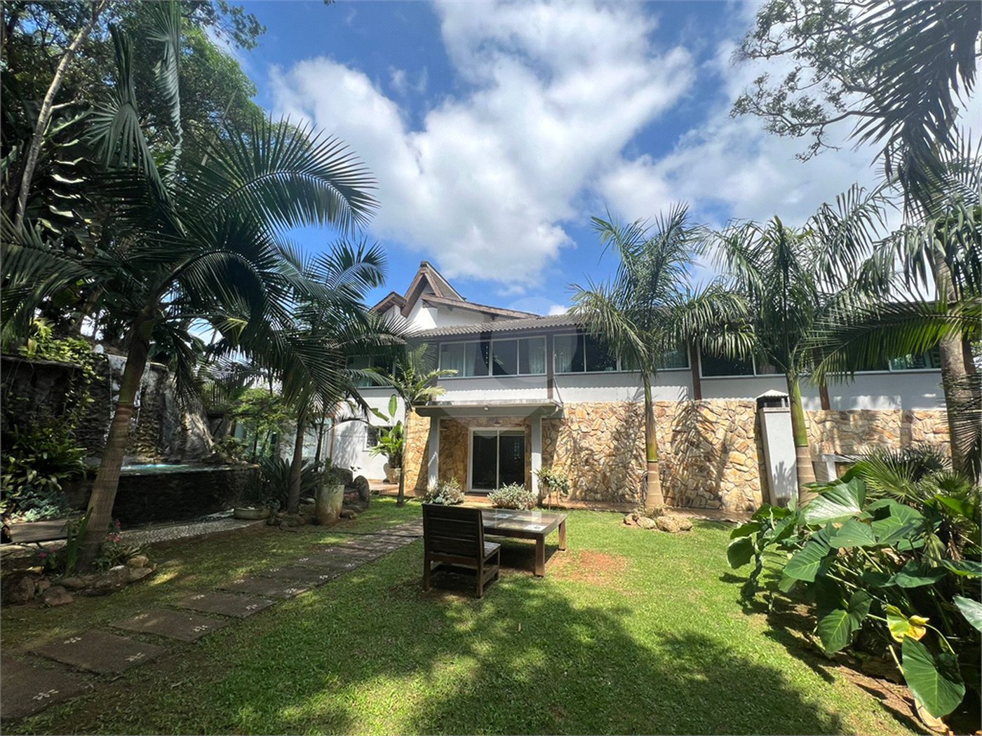 Casa à venda com 6 quartos, sendo 5 suítes, no condomínio Alpes da Cantareira, Mairiporã - SP