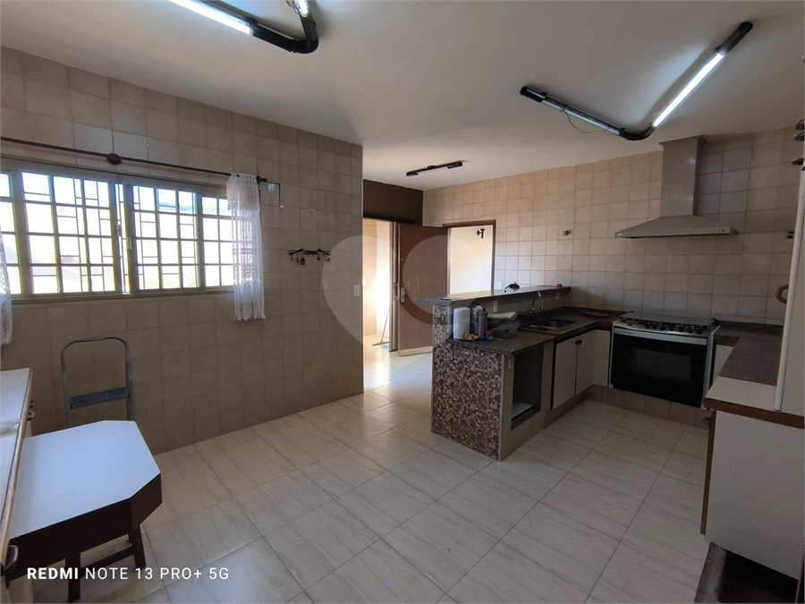 Casa á venda na Avenida Pau Brasil.