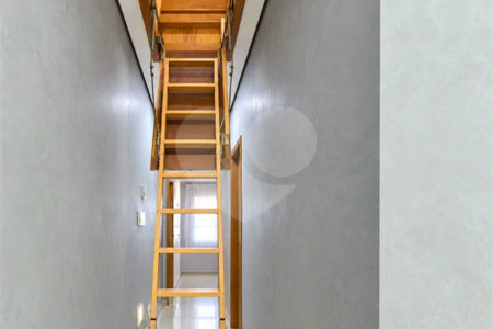 Sobrado geminado com 185 m², 3 suítes, closet, 4 vagas, área gourmet, sótão, energia solar, aquecimento de água e sistema completo de segurança.