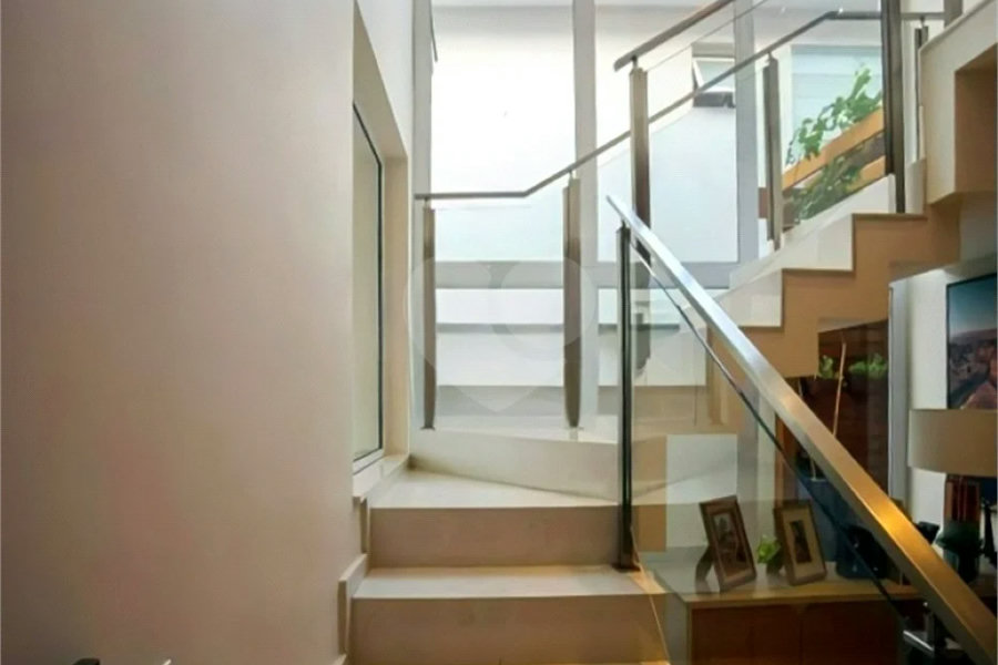 Casa de Alto Padrão em Condomínio com 4 suítes.