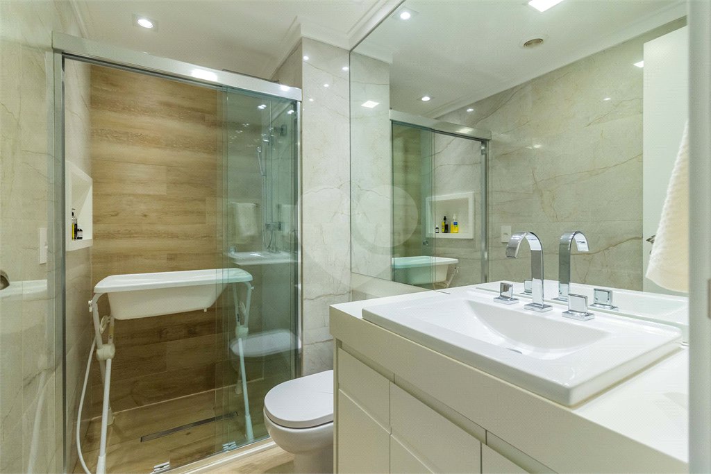 Apartamento à venda com 3 suítes em Vila Gumercindo, São Paulo, SP