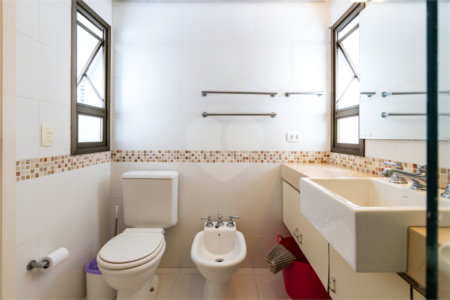 Apartamento à venda com 3 quartos, sendo 1 suíte, em Moema, São Paulo, SP