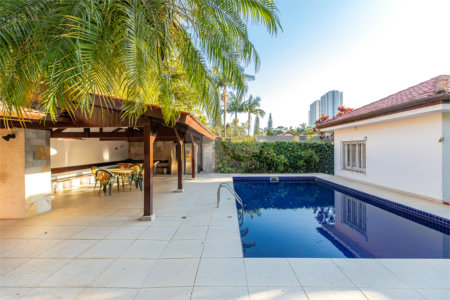 Casa Térrea à venda com 5 quartos, sendo 3 suítes, em Jardim Marajoara, São Paulo, SP