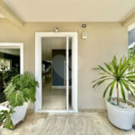 Casa em condomínio Impecável, 4 dorms / 2 suítes, varanda gourmet, piscina, 3 lareiras