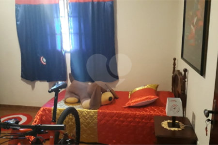Sobrado com 3 dormitórios, sendo 2 suítes, uma delas master.