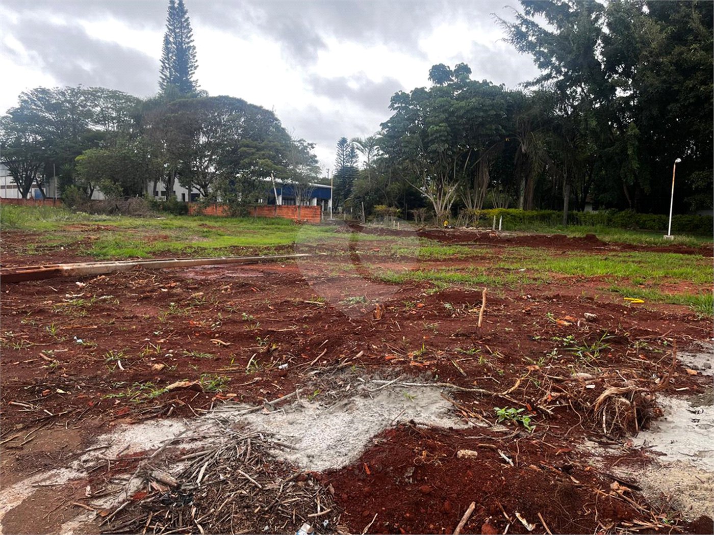 Terreno à venda com 3 quartos, sendo 1 suíte, em Vila Carolina, Itapetininga, SP