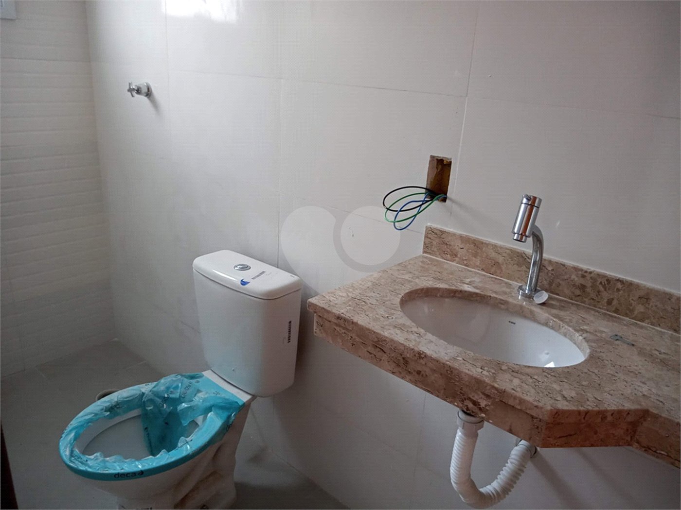Casa à venda com 2 suítes no condomínio Residencial Napoles, São Paulo - SP