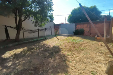 Terreno á venda no Jardim Tangara.
