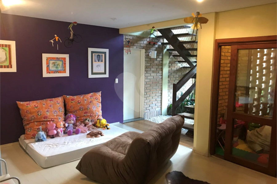 Casa à venda com 4 quartos, sendo 3 suítes, no condomínio Alpes da Cantareira, Mairiporã - SP