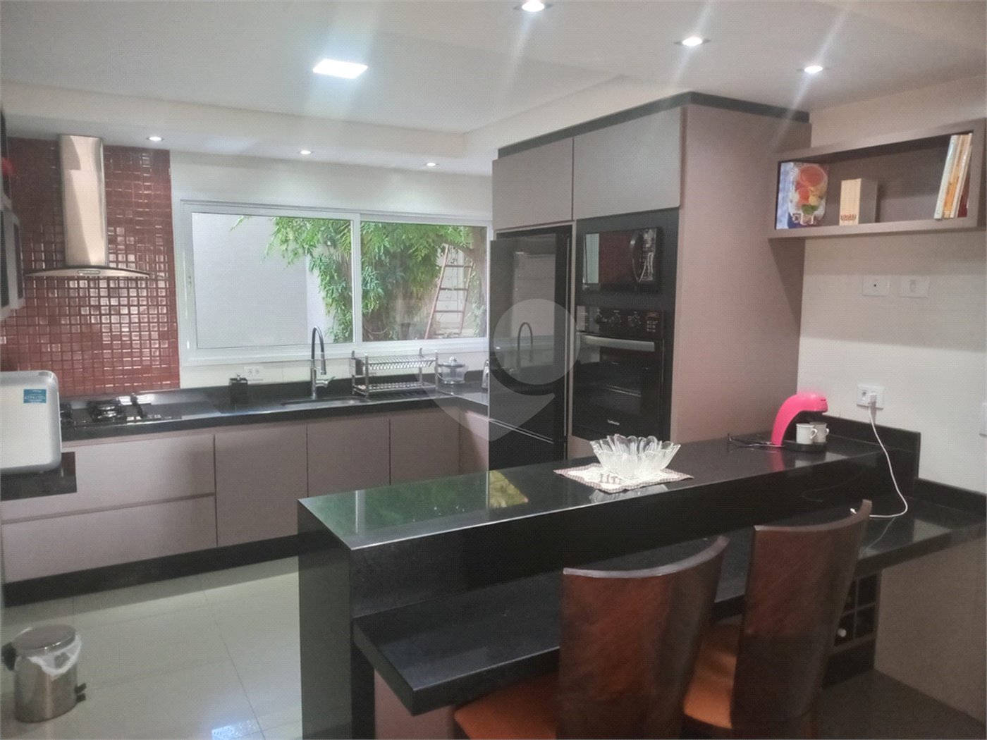 Casa à venda com 4 quartos, sendo 3 suítes, no condomínio Arco Iris, Atibaia - SP