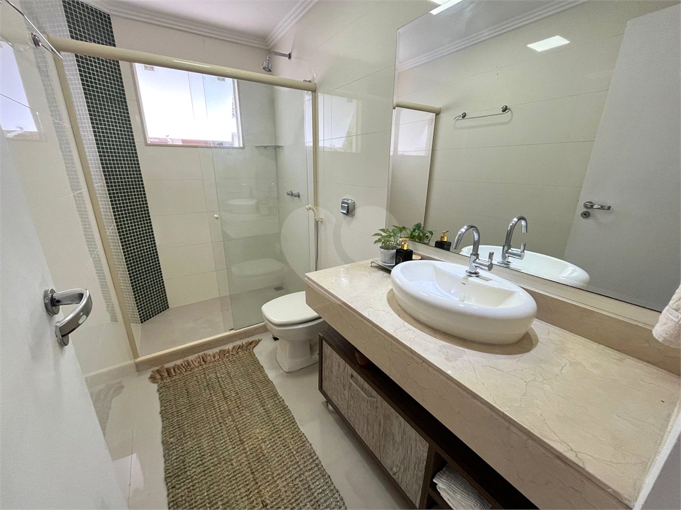 Casa à venda com 3 quartos, sendo 1 suíte, no condomínio Golden Village, Rio de Janeiro - RJ