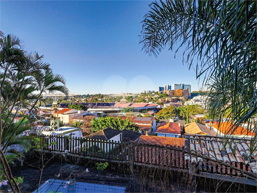 Sobrado à venda com 3 quartos, sendo 1 suíte,  em Jardim Leonor, São Paulo, SP