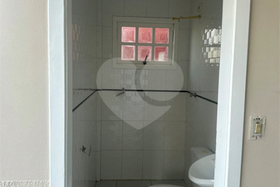 Casa à venda com 4 quartos, sendo 1 suíte,  no condomínio Jardim das Acácias, Cotia - SP