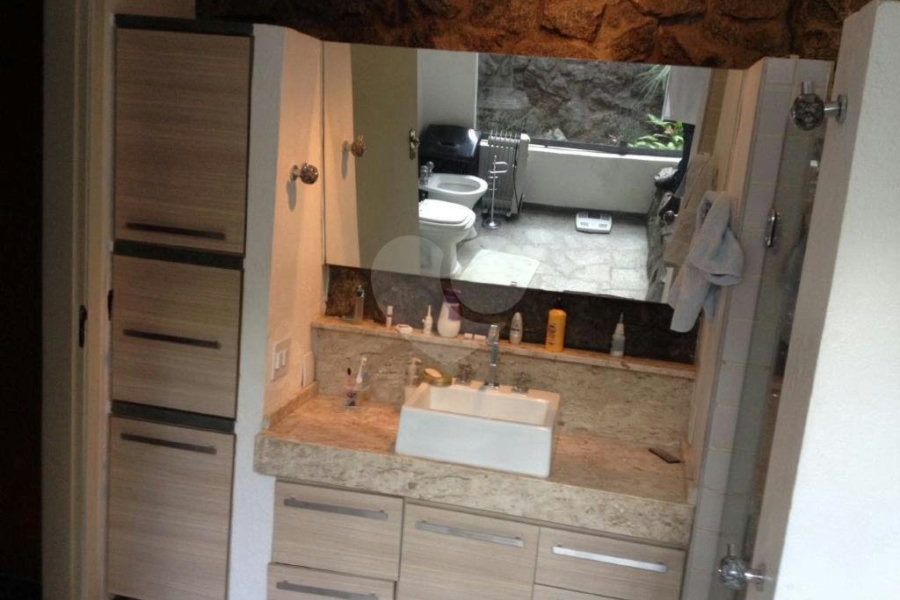 Sobrado à venda com 4 quartos, sendo 2 suítes, em Jaraguá, São Paulo, SP