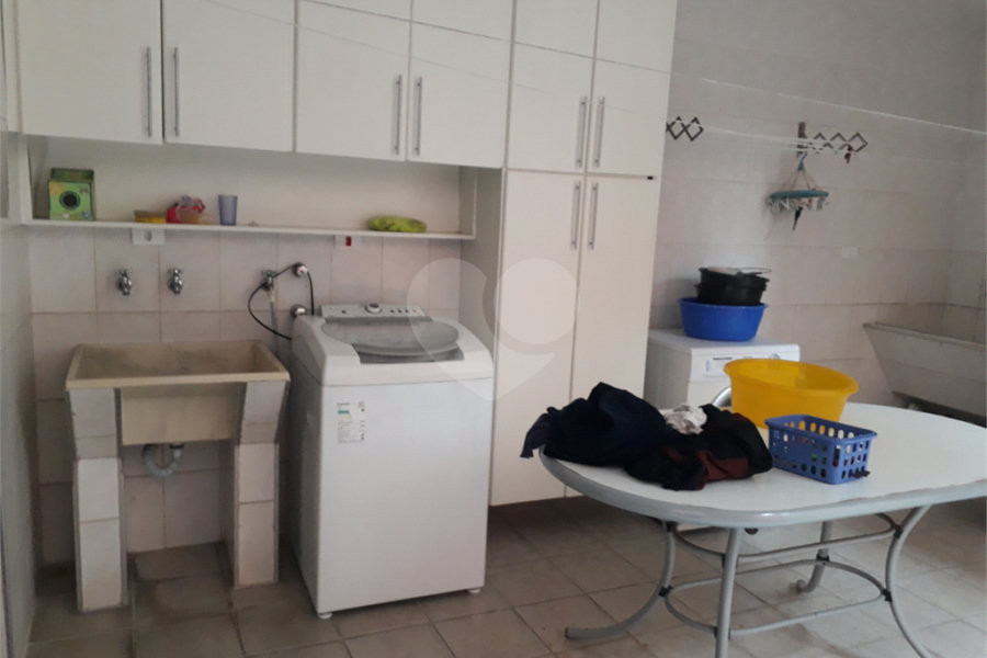 Mansão em condomínio, com 6 suites, e vagas para 15 autos....