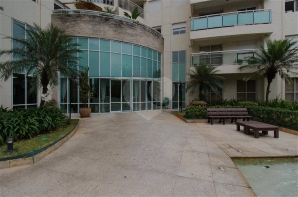 Apartamento com dois dormitórios sendo um climatizado, com duas vagas de garagem.