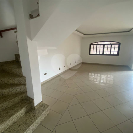 Sobrado à venda com 4 quartos, sendo 2 suítes,  em Vila Gustavo, São Paulo, SP