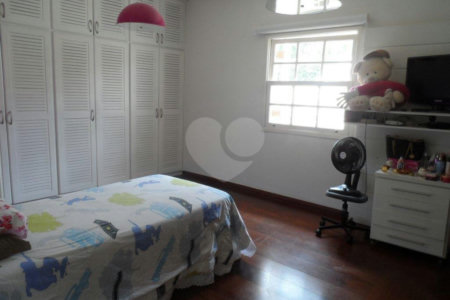 Sobrado à venda com 5 quartos, sendo 3 suítes, em Interlagos, São Paulo, SP