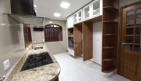 Casa à venda com 4 quartos, sendo 1 suíte,  em Vila Oliveira, Mogi das Cruzes, SP